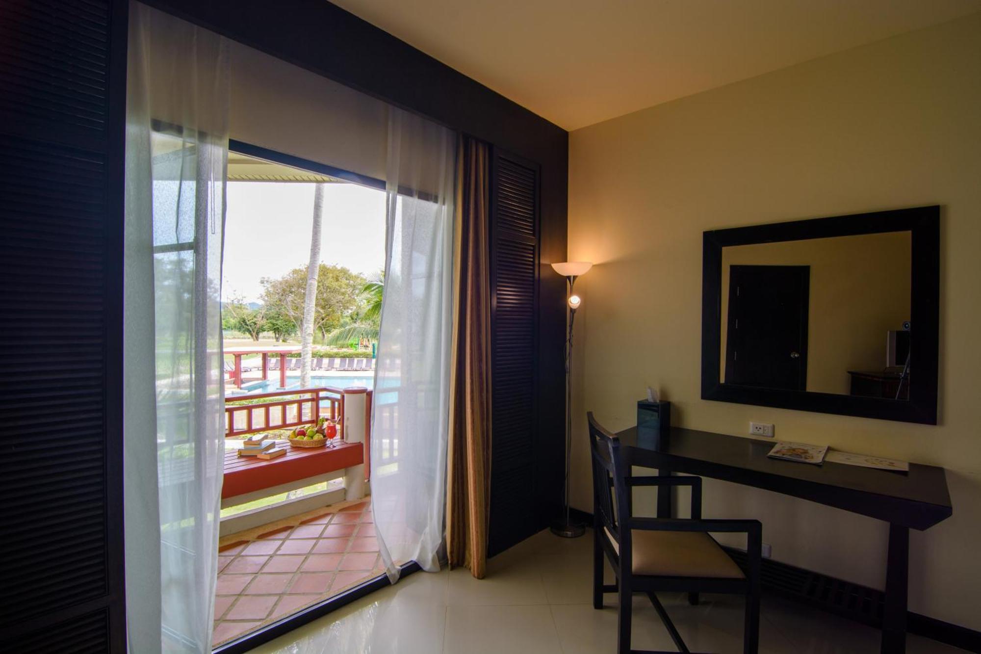 The Nouveau Chumphon Beach Resort And Golf Exterior foto